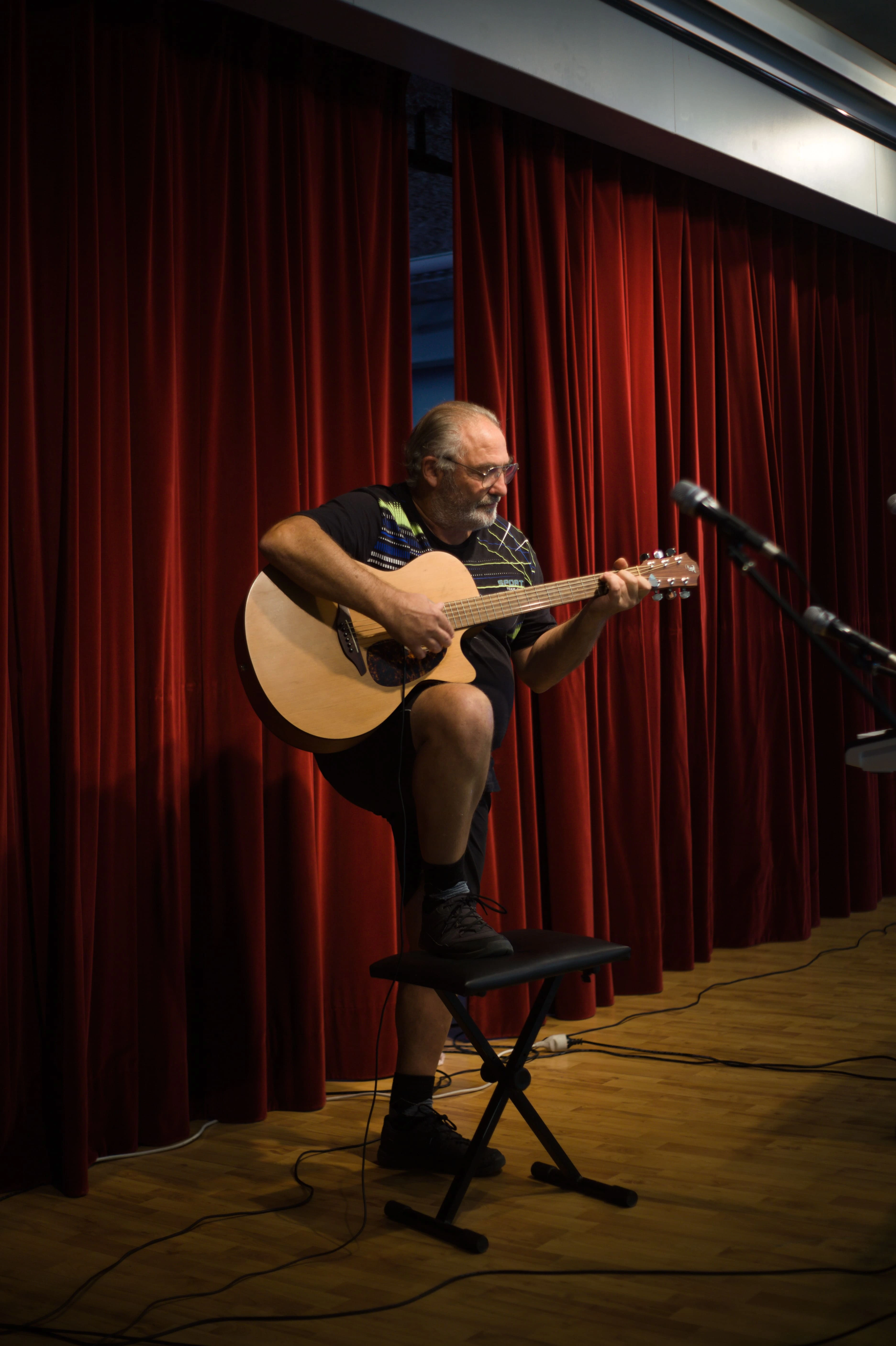 un homme qui joue de la guitare à cransac